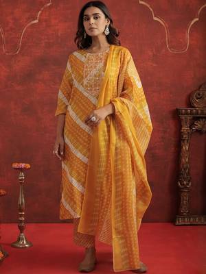 Women Printed Regular Thread Work Kurta with Trousers & With Dupatta 4
