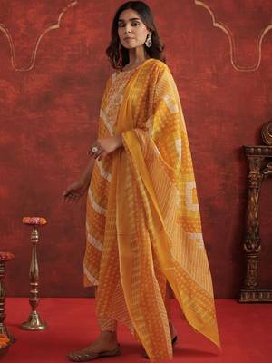Women Printed Regular Thread Work Kurta with Trousers & With Dupatta 5