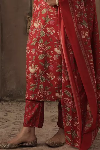 Floral Printed Round Neck Straight Kurta With Trousers & Dupatta