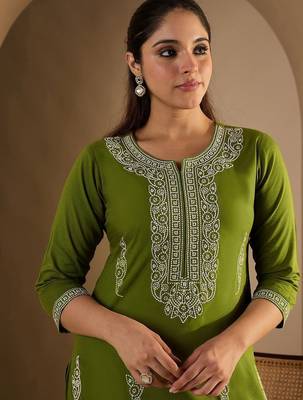 Women Ethnic Motifs Printed Kurta with Trousers 1