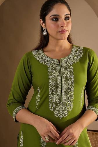 Women Ethnic Motifs Printed Kurta with Trousers