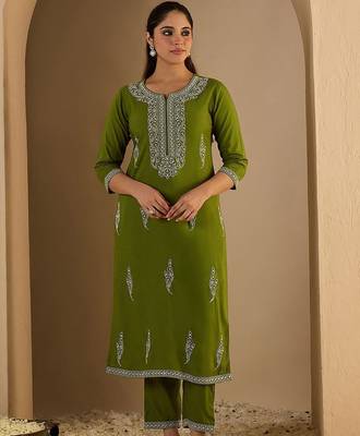 Women Ethnic Motifs Printed Kurta with Trousers 2