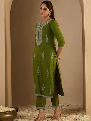 Women Ethnic Motifs Printed Kurta with Trousers 3
