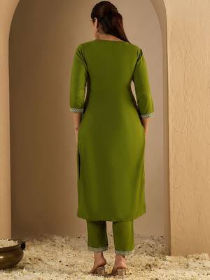 Women Ethnic Motifs Printed Kurta with Trousers 4