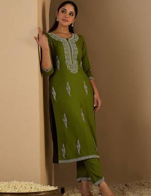 Women Ethnic Motifs Printed Kurta with Trousers 5