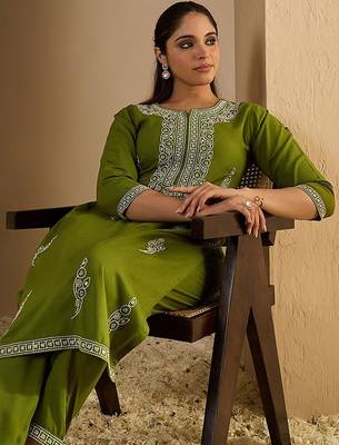 Women Ethnic Motifs Printed Kurta with Trousers 6
