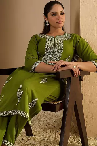 Women Ethnic Motifs Printed Kurta with Trousers