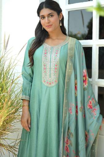 Women Floral Embroidered Regular Sequinned Kurta with Trousers & With Dupatta