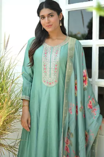 Women Floral Embroidered Regular Sequinned Kurta with Trousers & With Dupatta