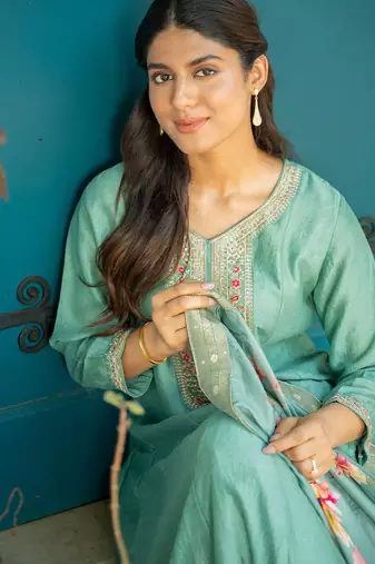 Women Floral Embroidered Regular Sequinned Kurta with Trousers & With Dupatta