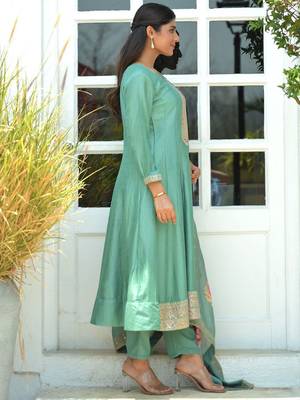 Women Floral Embroidered Regular Sequinned Kurta with Trousers & With Dupatta 4