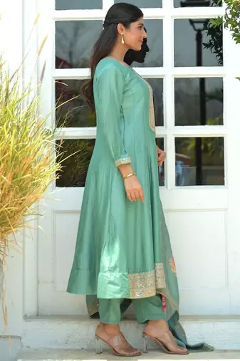 Women Floral Embroidered Regular Sequinned Kurta with Trousers & With Dupatta