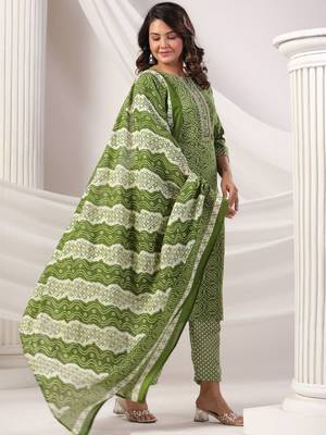 Women Bandhani Printed Regular Pure Cotton Kurta with Trousers & Dupatta 3