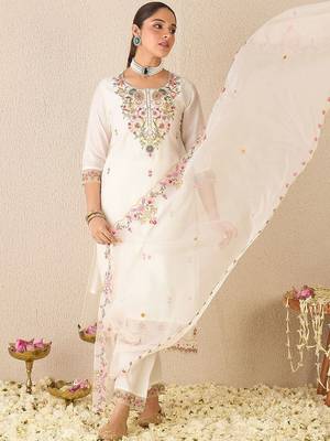 Women Floral Embroidered Regular Thread Work Kurta with Trousers & With Dupatta 1