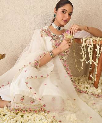 Women Floral Embroidered Regular Thread Work Kurta with Trousers & With Dupatta 2