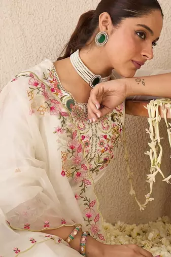 Women Floral Embroidered Regular Thread Work Kurta with Trousers & With Dupatta