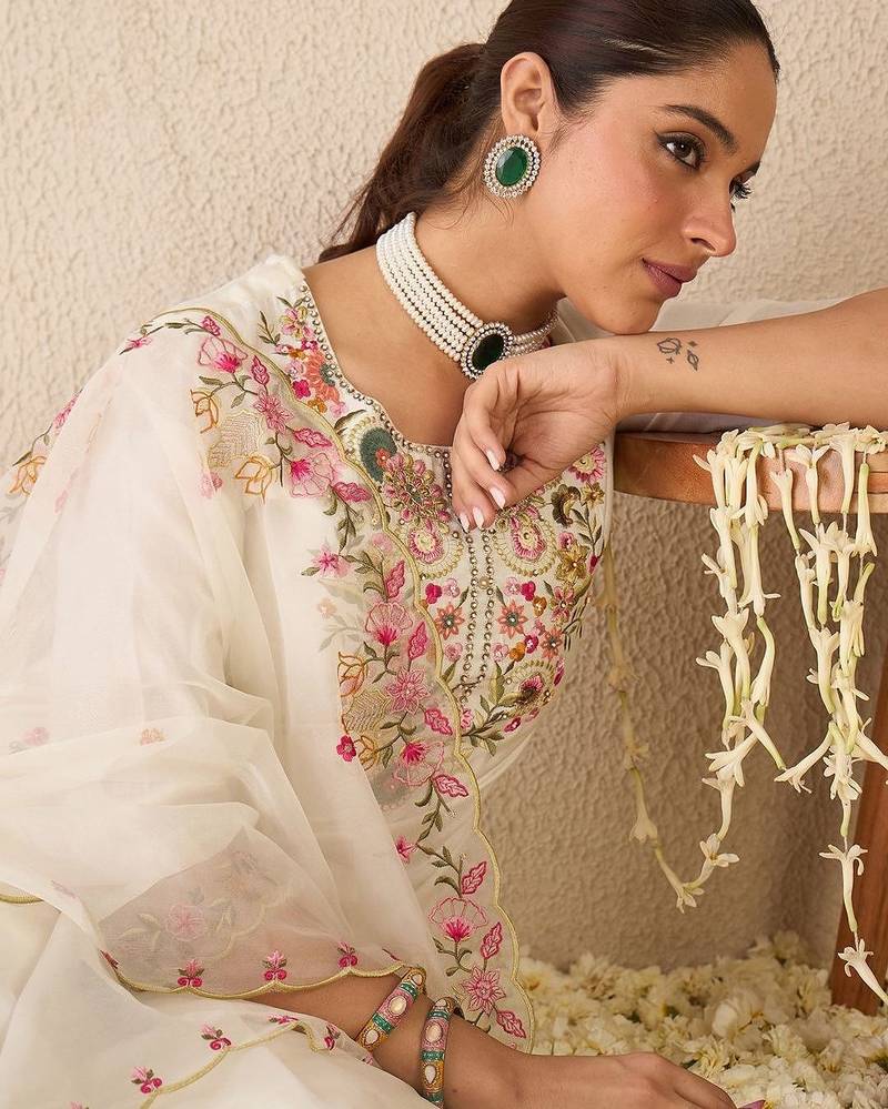 Women Floral Embroidered Regular Thread Work Kurta with Trousers & With Dupatta
