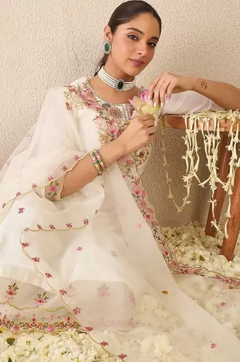 Women Floral Embroidered Regular Thread Work Kurta with Trousers & With Dupatta