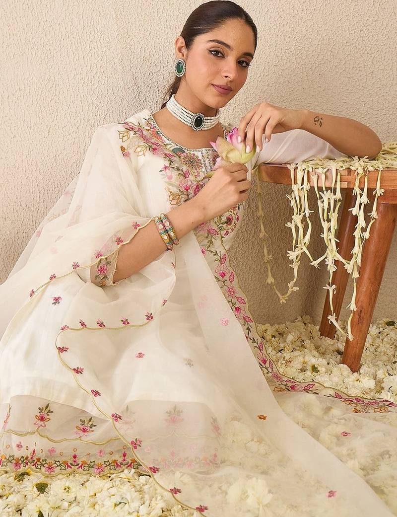 Women Floral Embroidered Regular Thread Work Kurta with Trousers & With Dupatta