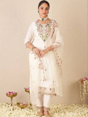 Women Floral Embroidered Regular Thread Work Kurta with Trousers & With Dupatta 5