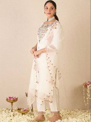 Women Floral Embroidered Regular Thread Work Kurta with Trousers & With Dupatta 6