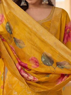Women Regular Thread Work Kurta with Palazzos & With Dupatta 3