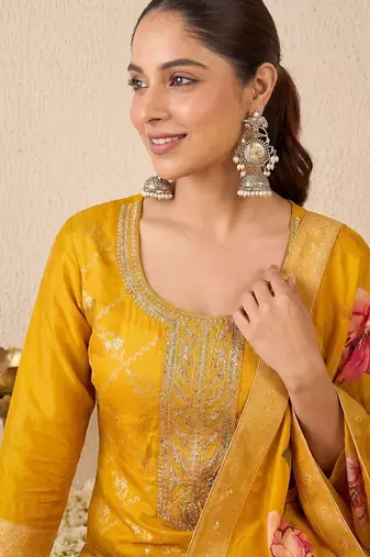 Women Regular Thread Work Kurta with Palazzos & With Dupatta