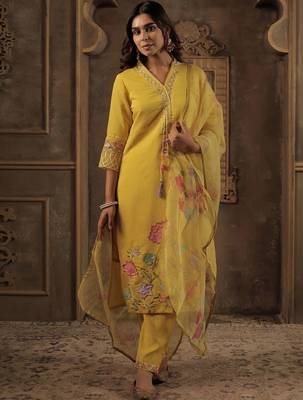 Women Floral Embroidered Regular Thread Work Kurta with Trousers & With Dupatta 1