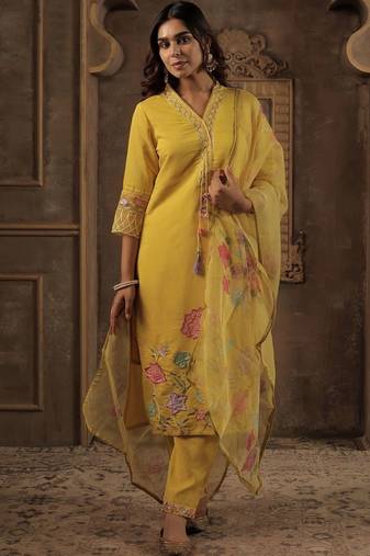 Women Floral Embroidered Regular Thread Work Kurta with Trousers & With Dupatta