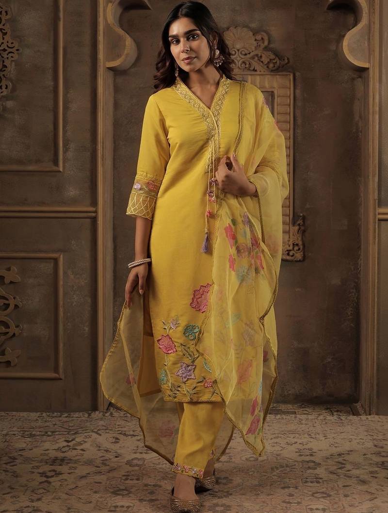 Women Floral Embroidered Regular Thread Work Kurta with Trousers & With Dupatta