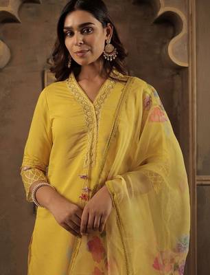 Women Floral Embroidered Regular Thread Work Kurta with Trousers & With Dupatta 2