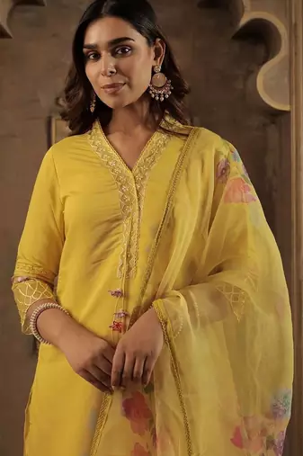 Women Floral Embroidered Regular Thread Work Kurta with Trousers & With Dupatta