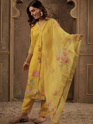 Women Floral Embroidered Regular Thread Work Kurta with Trousers & With Dupatta 3