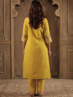 Women Floral Embroidered Regular Thread Work Kurta with Trousers & With Dupatta 4