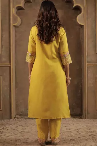 Women Floral Embroidered Regular Thread Work Kurta with Trousers & With Dupatta