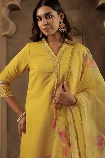 Women Floral Embroidered Regular Thread Work Kurta with Trousers & With Dupatta