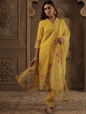 Women Floral Embroidered Regular Thread Work Kurta with Trousers & With Dupatta 6