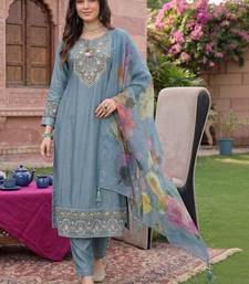 Women Floral Embroidered Regular Thread Work Liva Kurta With Trousers & Dupatta