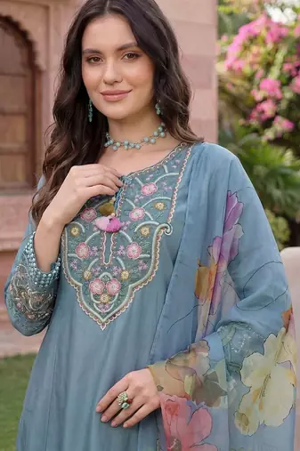 Women Floral Embroidered Regular Thread Work Liva Kurta With Trousers & Dupatta