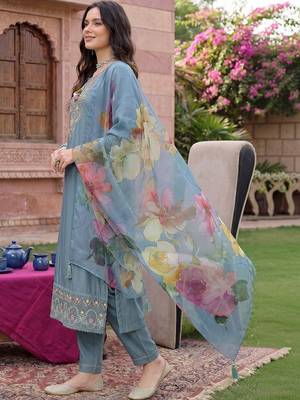 Women Floral Embroidered Regular Thread Work Liva Kurta With Trousers & Dupatta 3