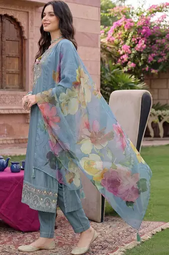 Women Floral Embroidered Regular Thread Work Liva Kurta With Trousers & Dupatta