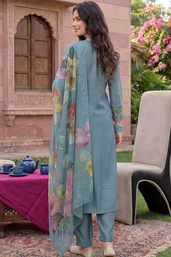 Women Floral Embroidered Regular Thread Work Liva Kurta With Trousers & Dupatta