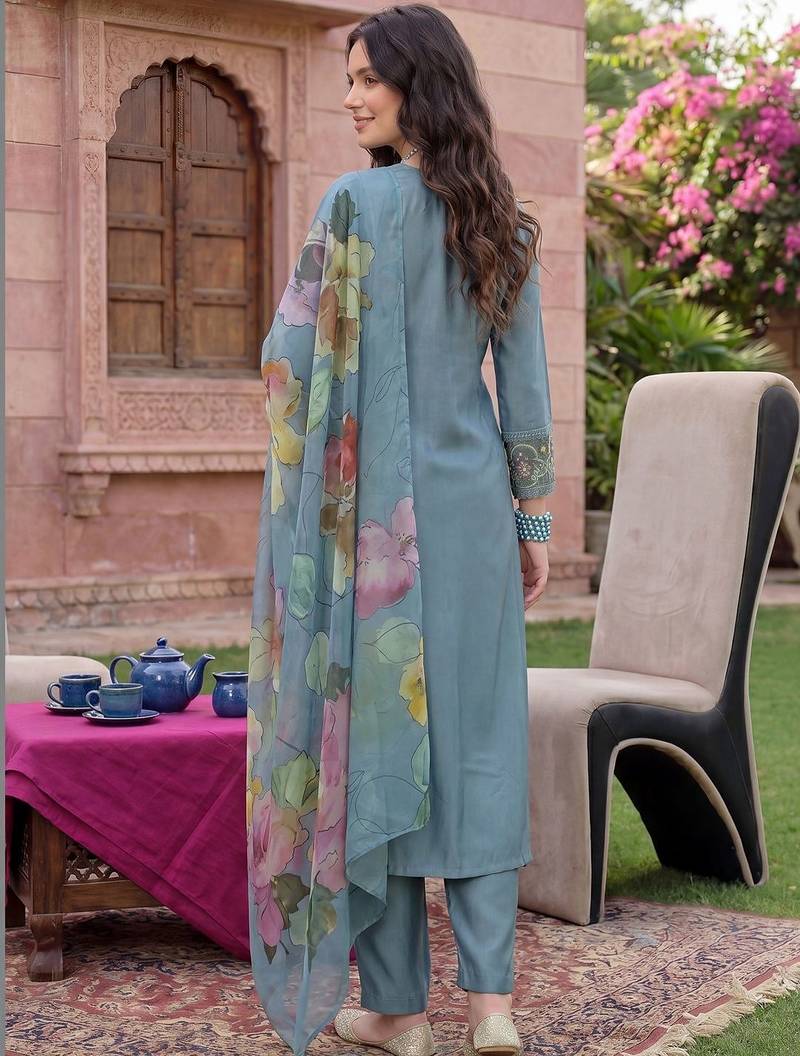 Women Floral Embroidered Regular Thread Work Liva Kurta With Trousers & Dupatta