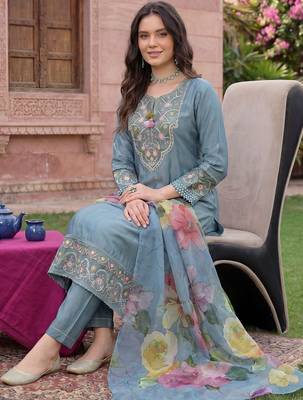 Women Floral Embroidered Regular Thread Work Liva Kurta With Trousers & Dupatta 5