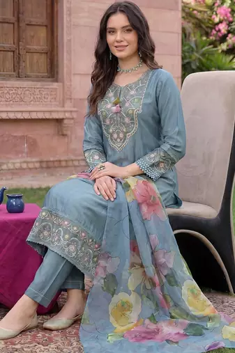 Women Floral Embroidered Regular Thread Work Liva Kurta With Trousers & Dupatta