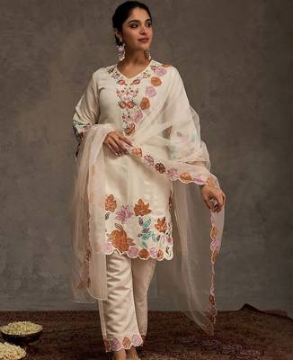 Women Floral Embroidered Regular Thread Work Kurta with Trousers & With Dupatta 1