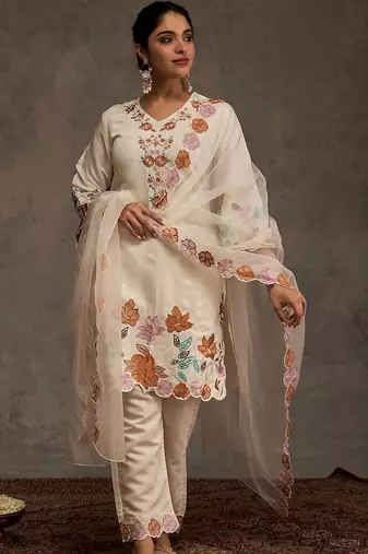 Women Floral Embroidered Regular Thread Work Kurta with Trousers & With Dupatta