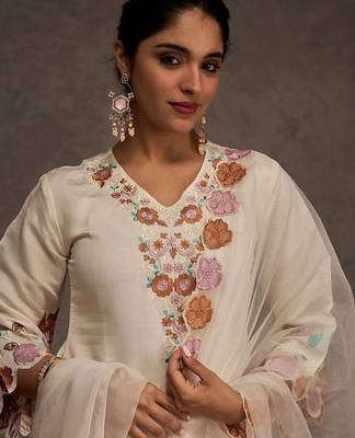 Women Floral Embroidered Regular Thread Work Kurta with Trousers & With Dupatta 2