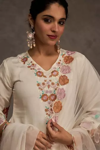 Women Floral Embroidered Regular Thread Work Kurta with Trousers & With Dupatta