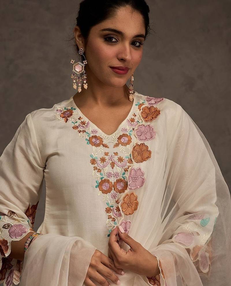 Women Floral Embroidered Regular Thread Work Kurta with Trousers & With Dupatta